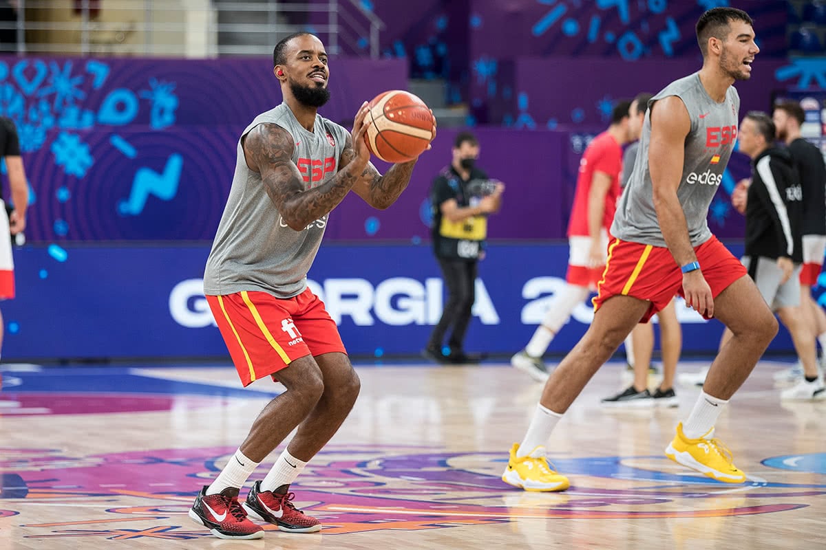 Lorenzo Brown warming up for team Spain at EuroBasket 2022