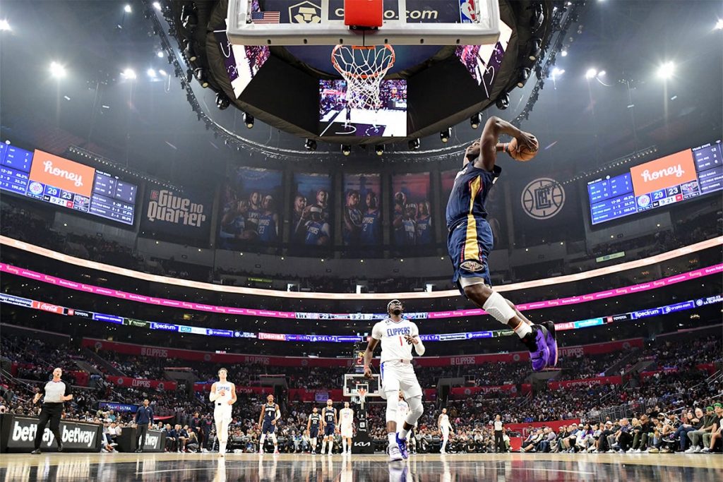 Zion Williamson dunking in a game against the Clippers